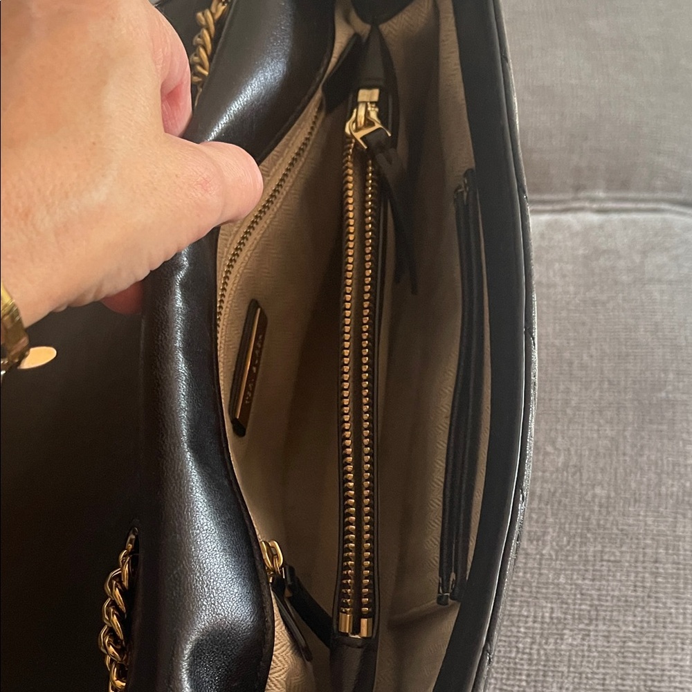 Tory Burch Kira Chevron Large Quilted Leather Shoulder Bag. Convertible strap. - Picture 8 of 15